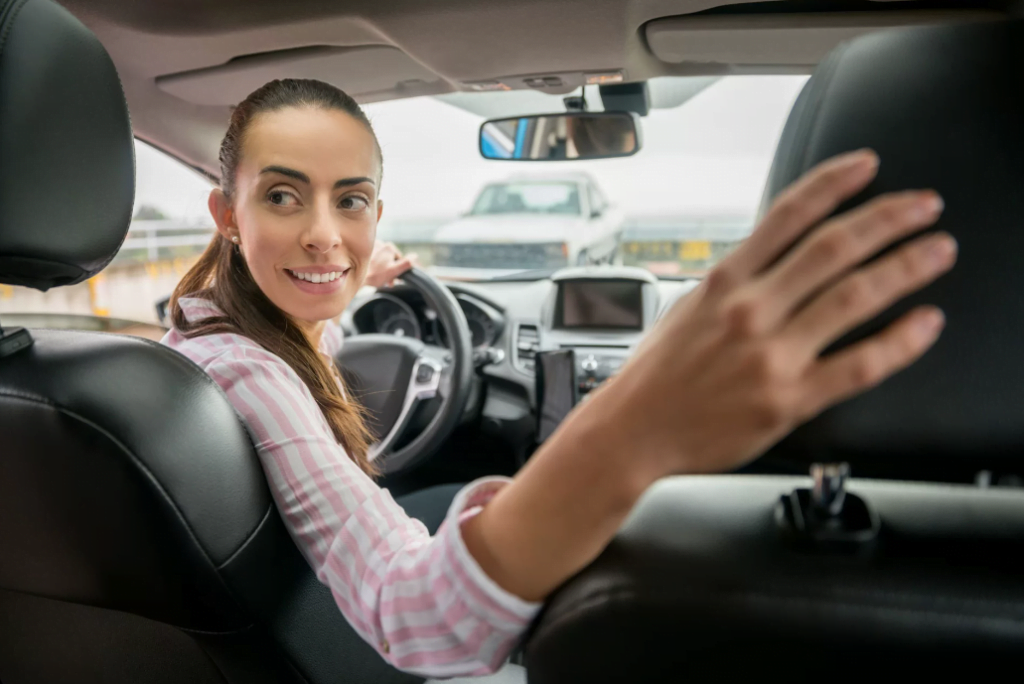 mulher manobrando carro